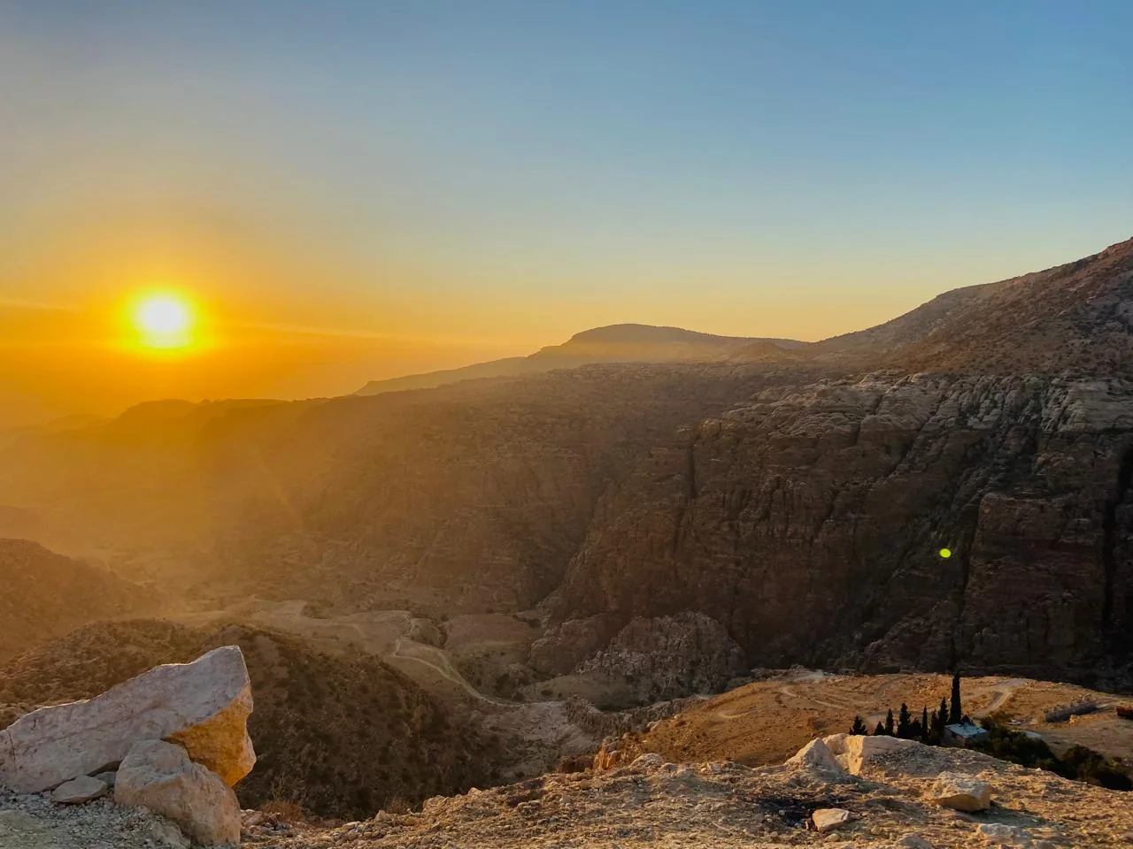 Montañas y cañones de la Reserva de la Biosfera de Dana, en Jordania, con la luz del atardecer