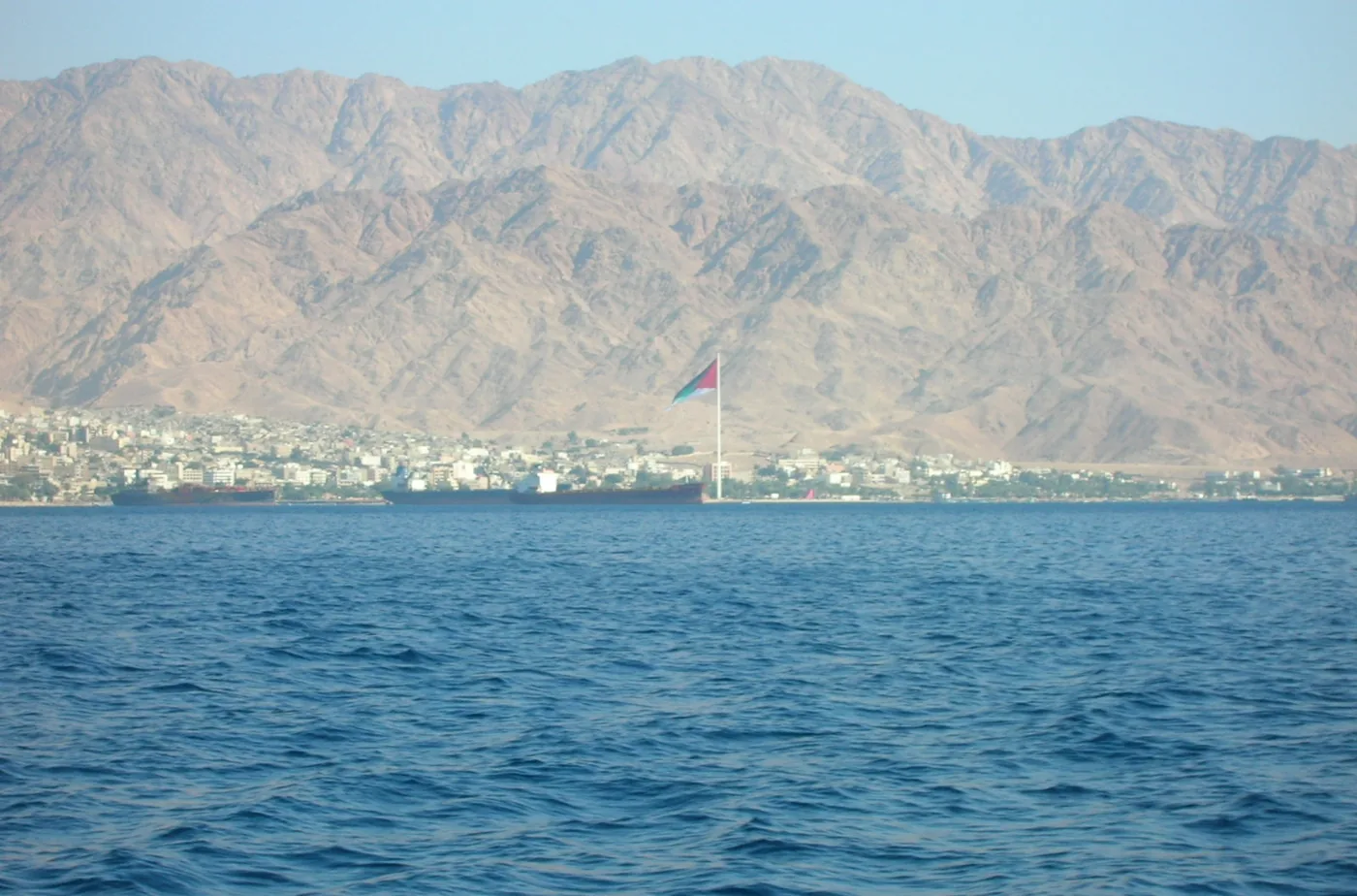 الجبال المطلة على خليج العقبة كما تُرى من البحر