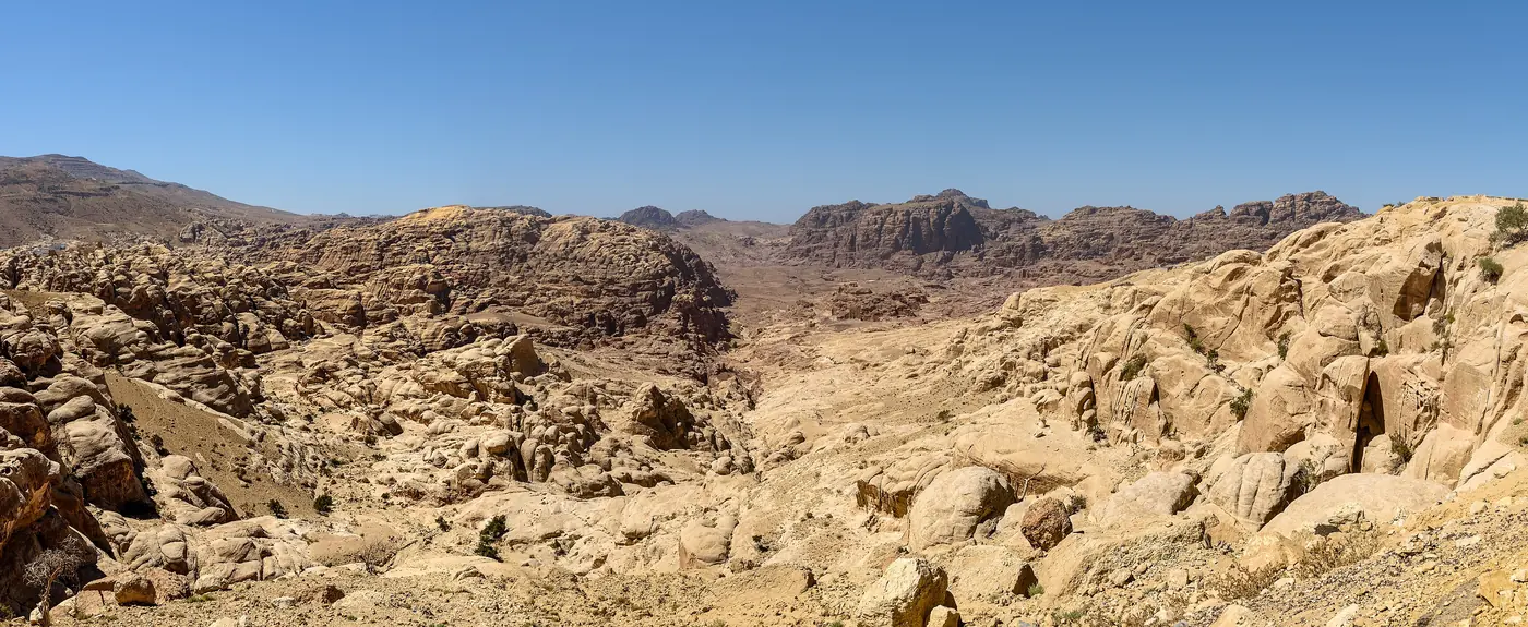 Açık gökyüzü altında Petra çevresindeki dağların panoraması